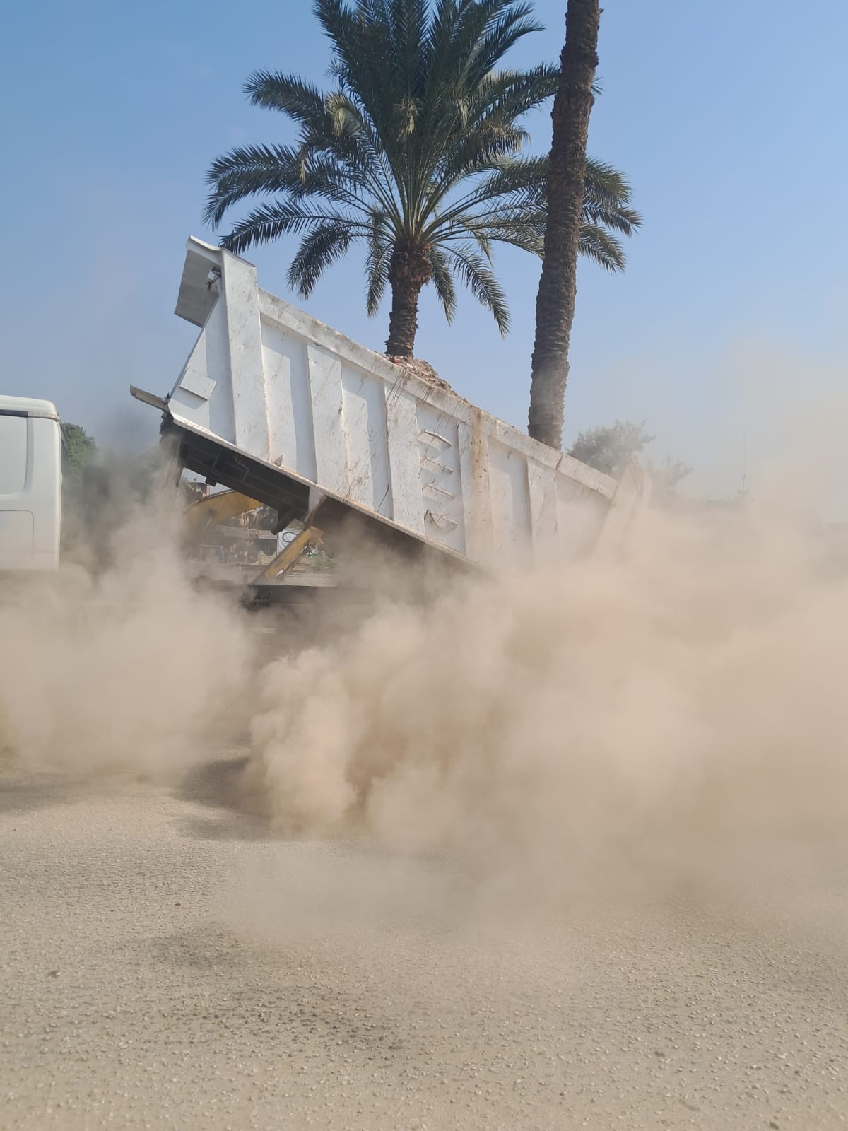 الأتربة لإغلاق مدخل الكوبرى الأتربة لإغلاق مدخل الكوبرى