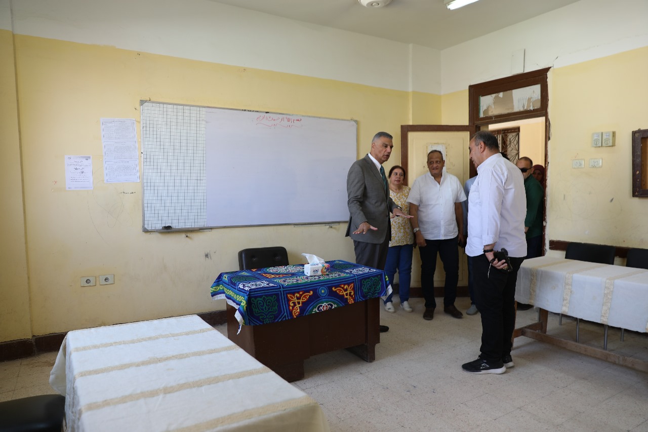 محافظ أسوان يتفقد اللجان (6)