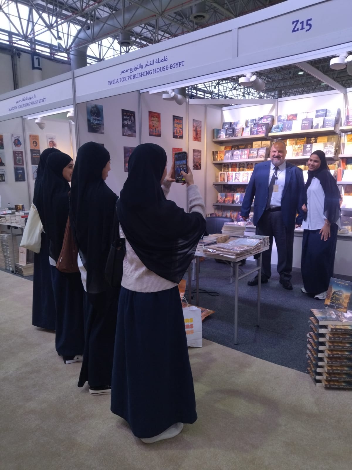 خالد يلتقط الصور مع الجمهور