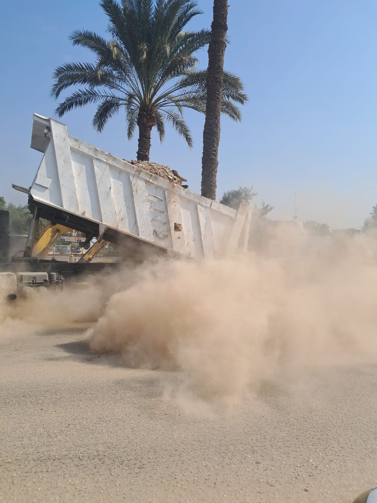 إغلاق الطريق بالاتربة إغلاق الطريق بالاتربة