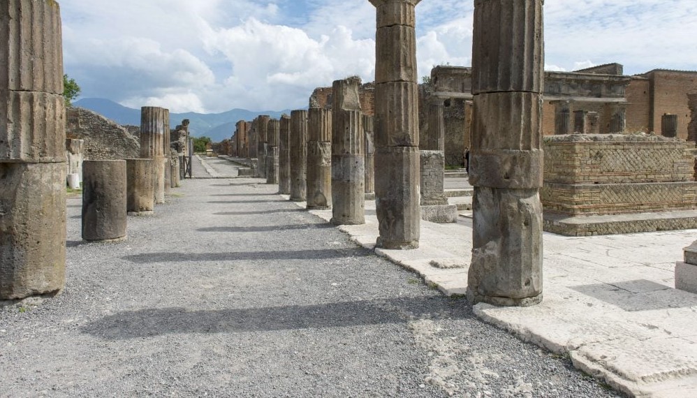 طريق رومانى قرب بومبى الإيطالية 