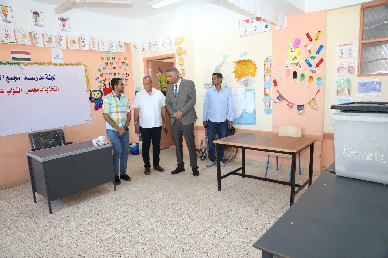 محافظ أسوان يتفقد اللجان (9)