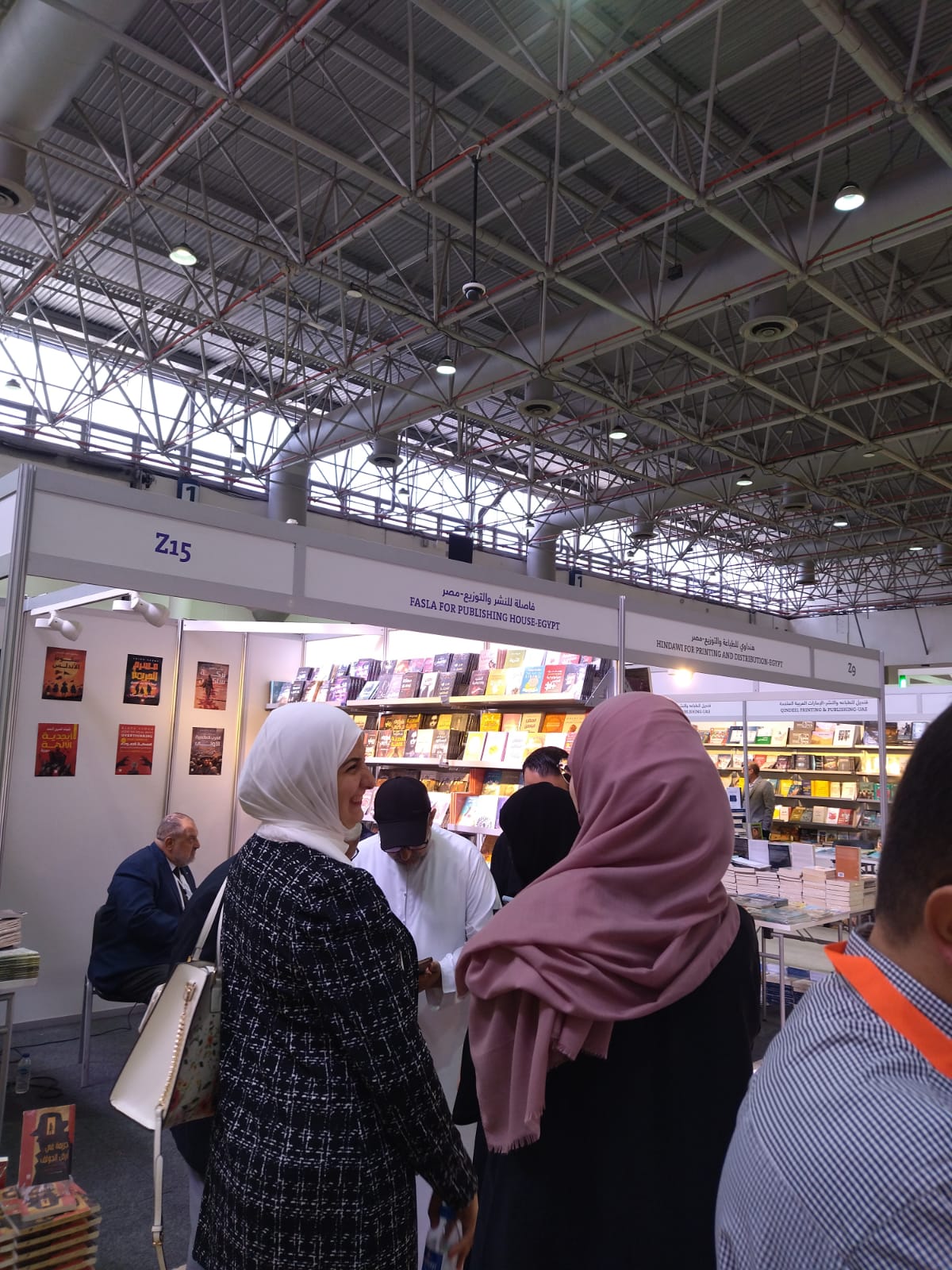 جانب من حفل توقيع الفنان خالد الصاوى لروايته