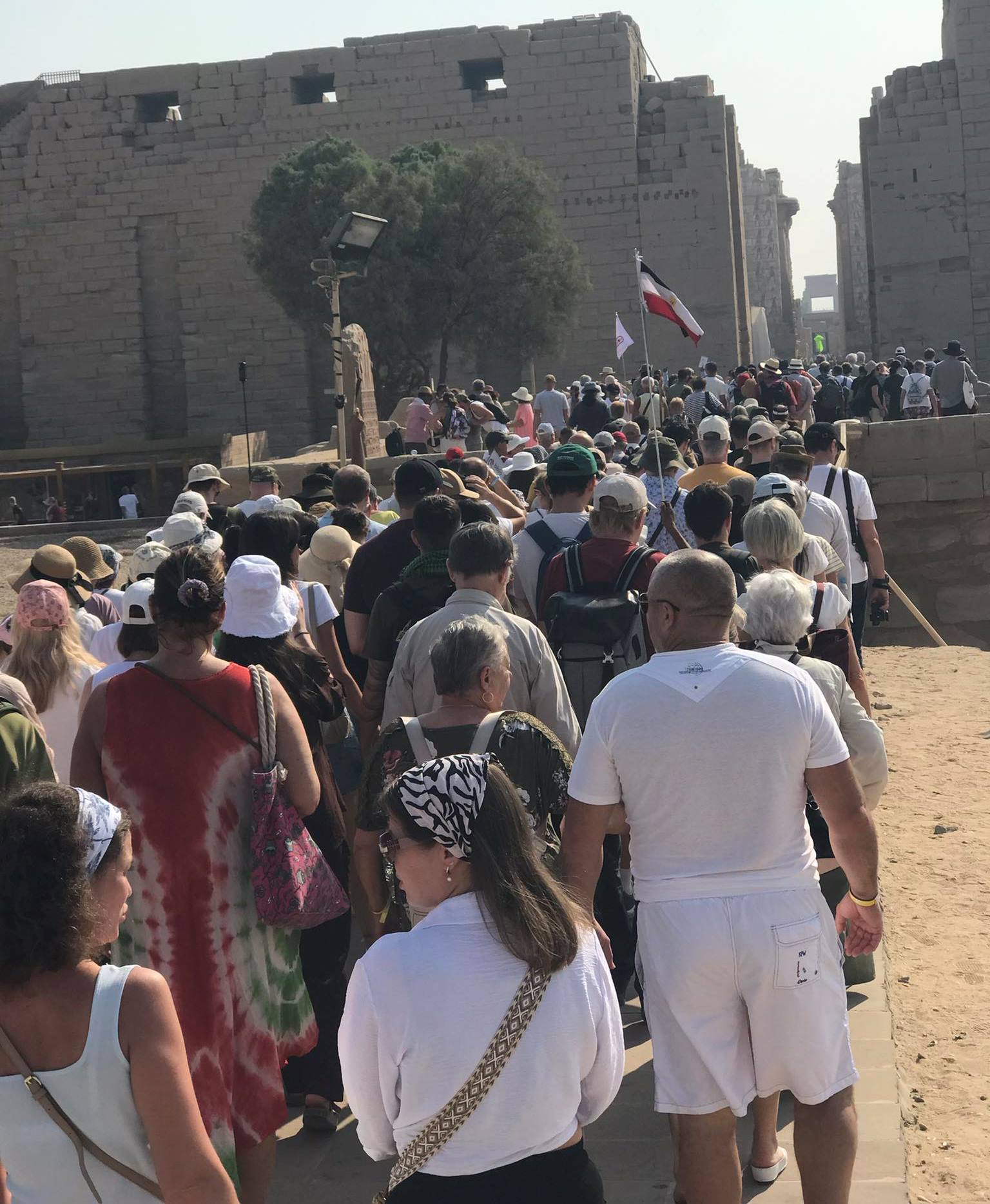 طوابير من حول العالم بين جدران وأعمدة معابد الأقصر