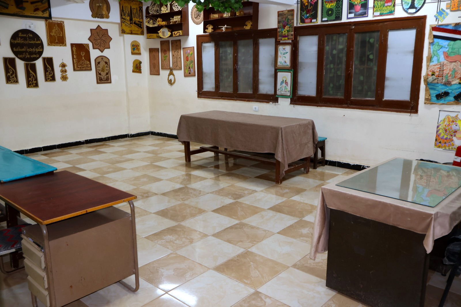 لجنة داخل مدرسة 