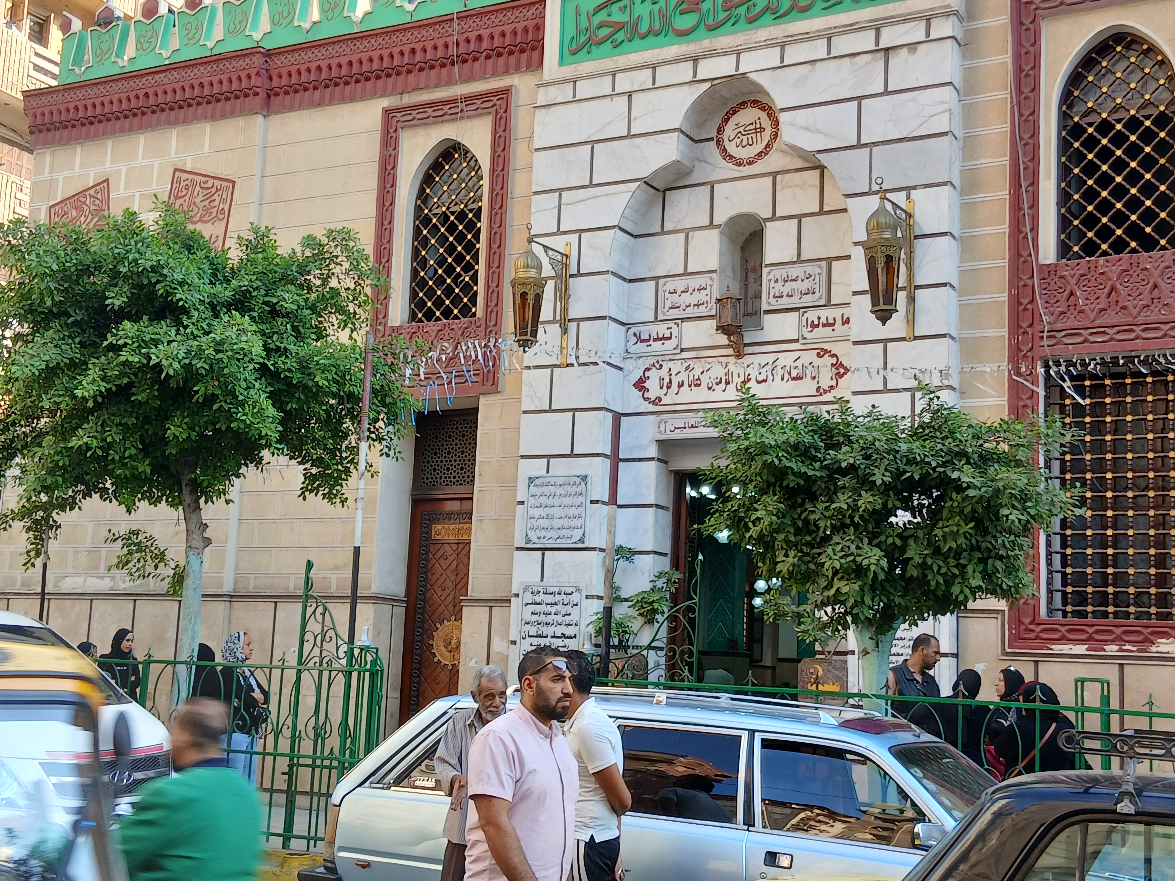 وصول جثمان الكاتب مصطفي نصر مسجد سلطان الإسكندرية وصول جثمان الكاتب مصطفي نصر مسجد سلطان الإسكندرية