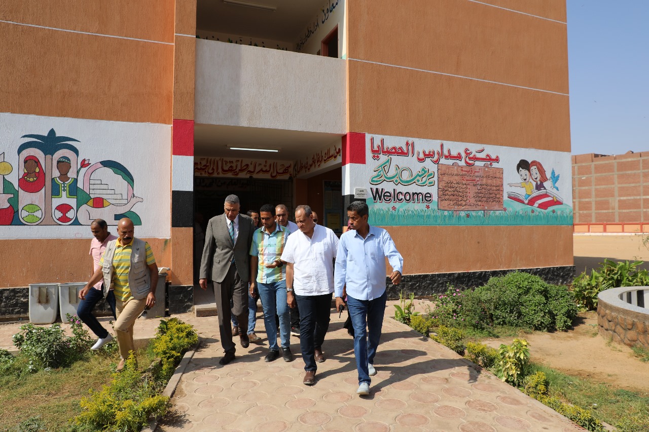 محافظ أسوان يتفقد اللجان (1)