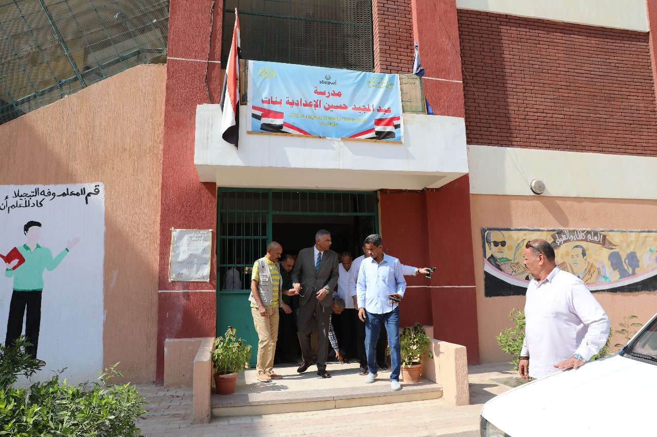 محافظ أسوان يتفقد اللجان (3)