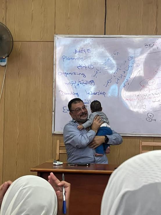 أستاذ جامعي يحمل طفل طالبة داخل المحاضرة بجامعة دمياط