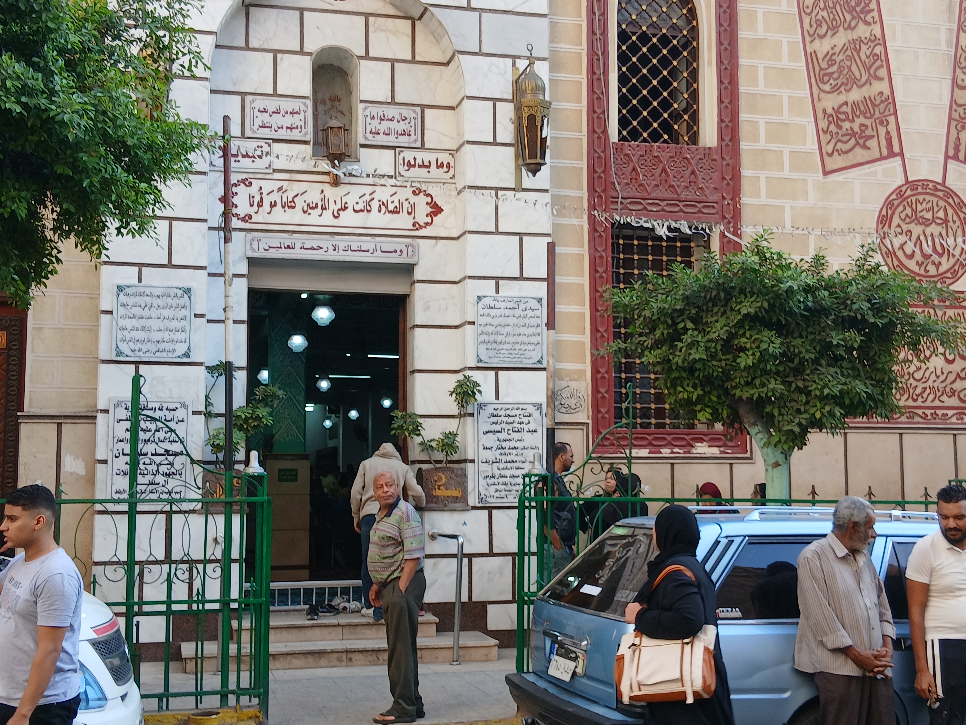 وصول جثمان الكاتب مصطفي نصر مسجد سلطان وصول جثمان الكاتب مصطفي نصر مسجد سلطان