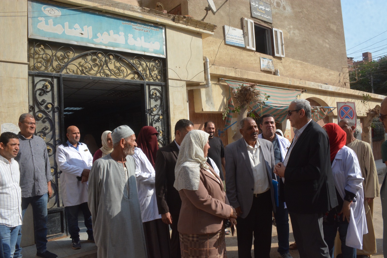 جولة المحافظ بعيادة التأمين الصحي جولة المحافظ بعيادة التأمين الصحي
