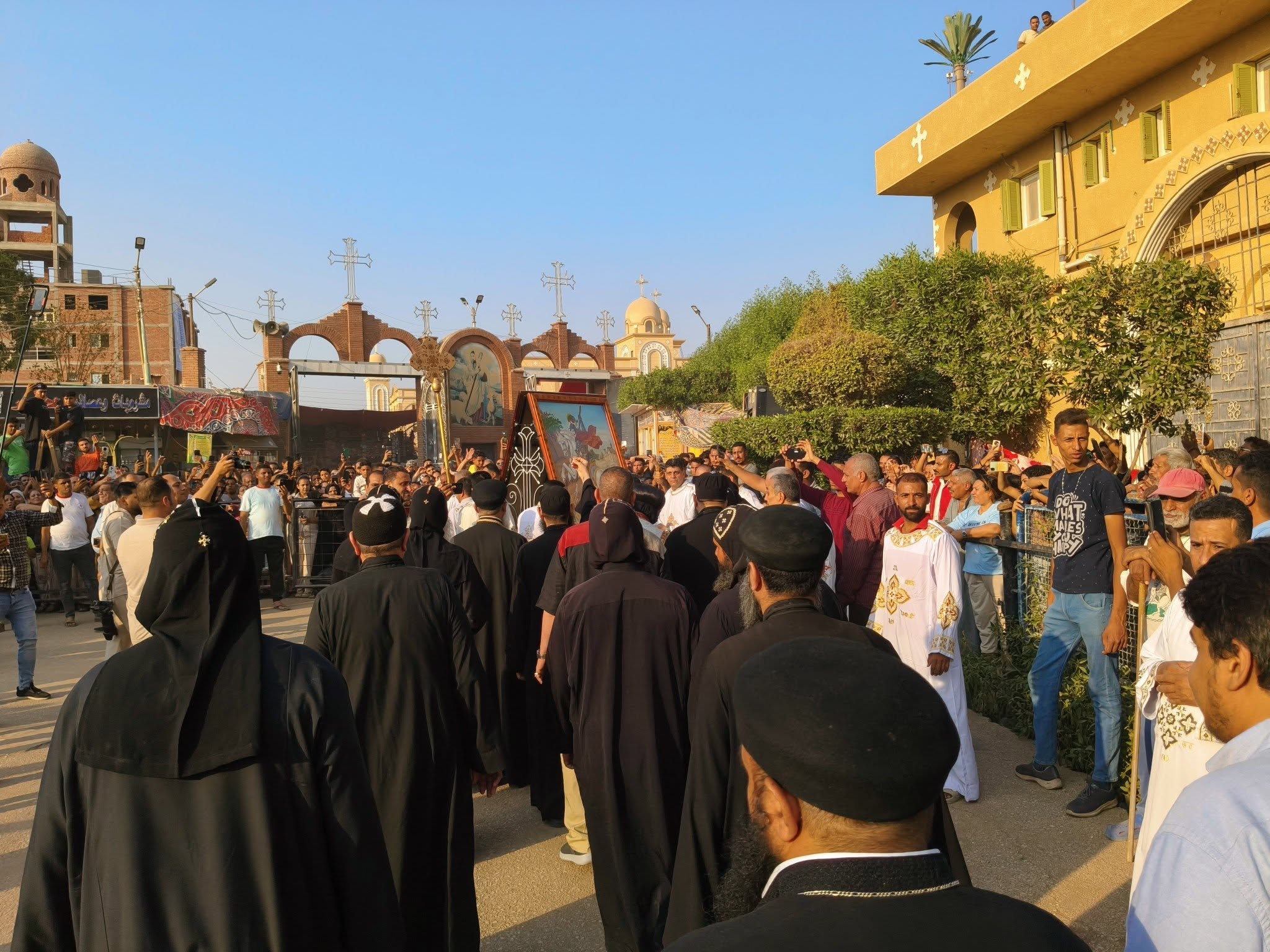 زفة بأيقونة الشهيد ضمن احتفالات دير مارجرجس بالرزيقات زفة بأيقونة الشهيد ضمن احتفالات دير مارجرجس بالرزيقات