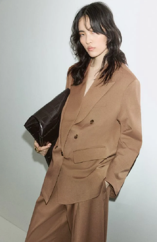 بدلة من اللون الجملي