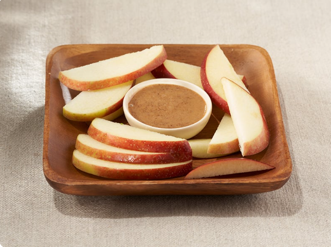 شرائح التفاح مع زبدة الفول السودانى شرائح التفاح مع زبدة الفول السودانى