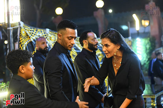 نجل محمد رمضان يستقبل واجب العزاء في جده نجل محمد رمضان يستقبل واجب العزاء في جده