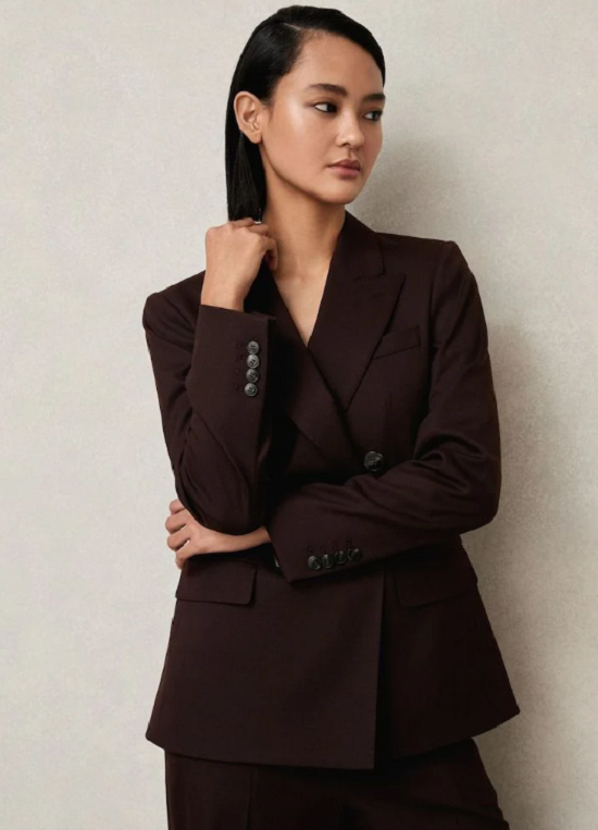 بدلة من اللون البني