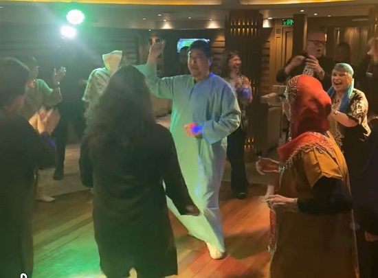 سائح بالجلابية الفلاحي