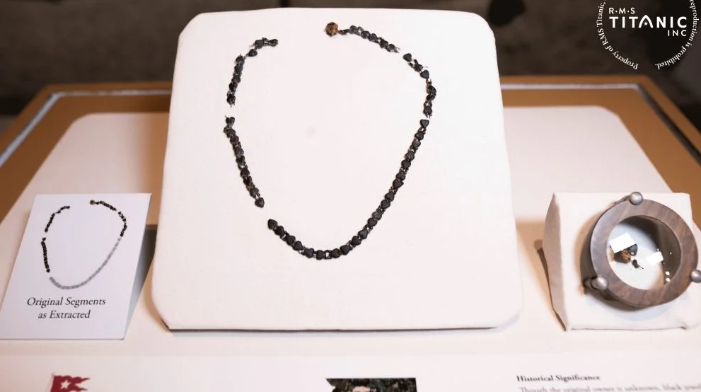 قلادة سوداء 