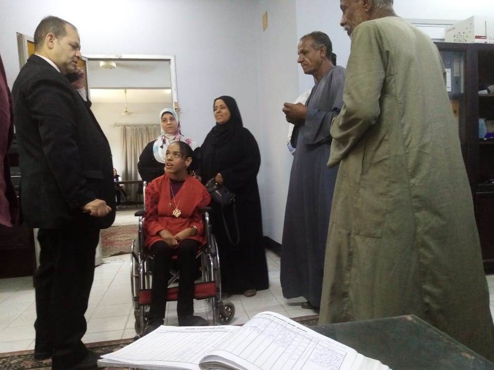 مديرية العمل فى الأقصر تسلم 11 شهادة مزاولة حرفة