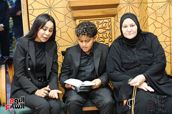 والدة وشقيقة محمد رمضان مع علي نجل محمد رمضان