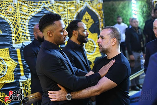 محمد رمضان يستقبل العزاء فى والده
