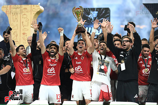 أحمد نبيل كوكا يحتفل بكاس السوبر بصورة والده