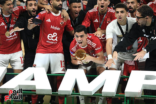 تتويج لاعبي الأهلي بالسوبر