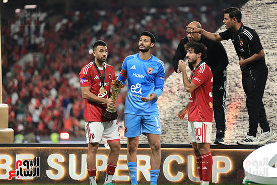 الشناوي ومحمد هاني وتريزيجيه مع كأس السوبر المحلي