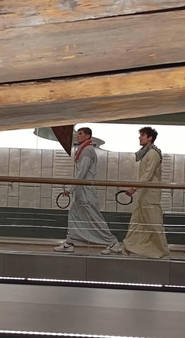 سياح بالجلابية الشعبية