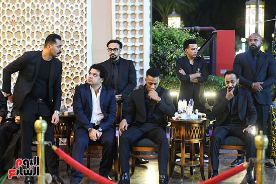 محمد رمضان وشقيقه محمود يستقبلان واجب العزاء في والدها