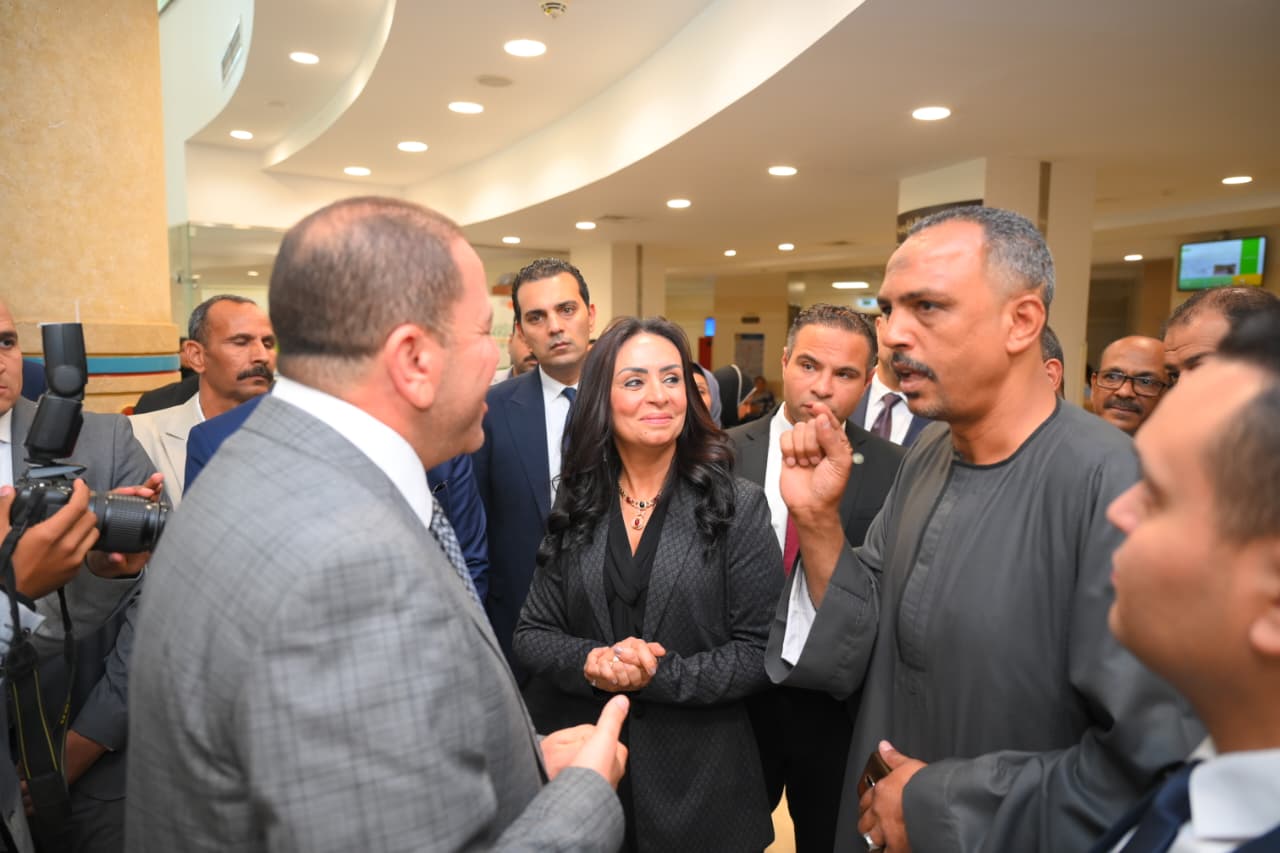 الدكتورة مايا مرسي خلال الزيارة تطمئن على مستوى الخدمات المقدمة لمرضى السرطان بالصعيد