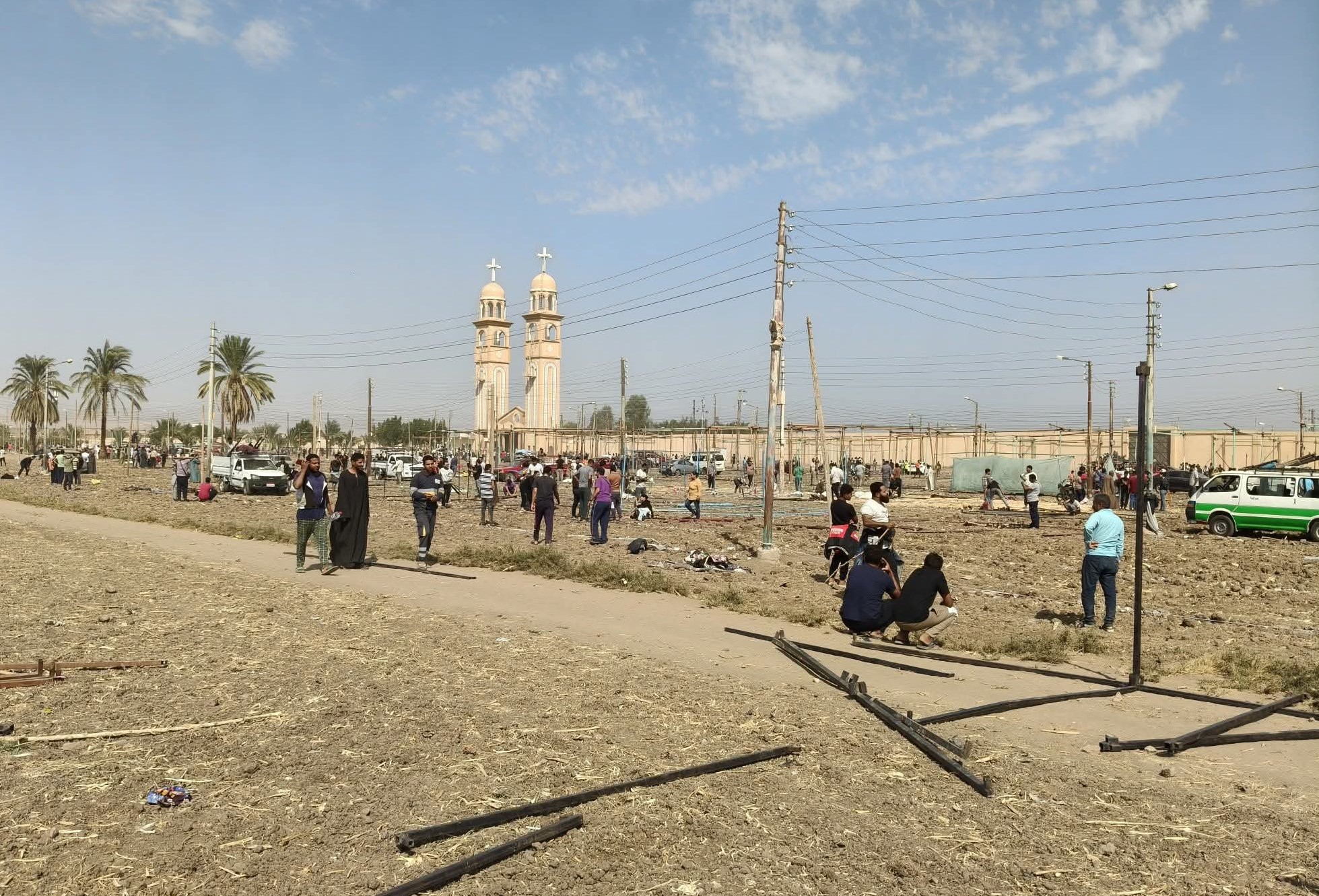فرحة دير مارجرجس السنوية توافد العشرات من الأقباط لبدء التخييم