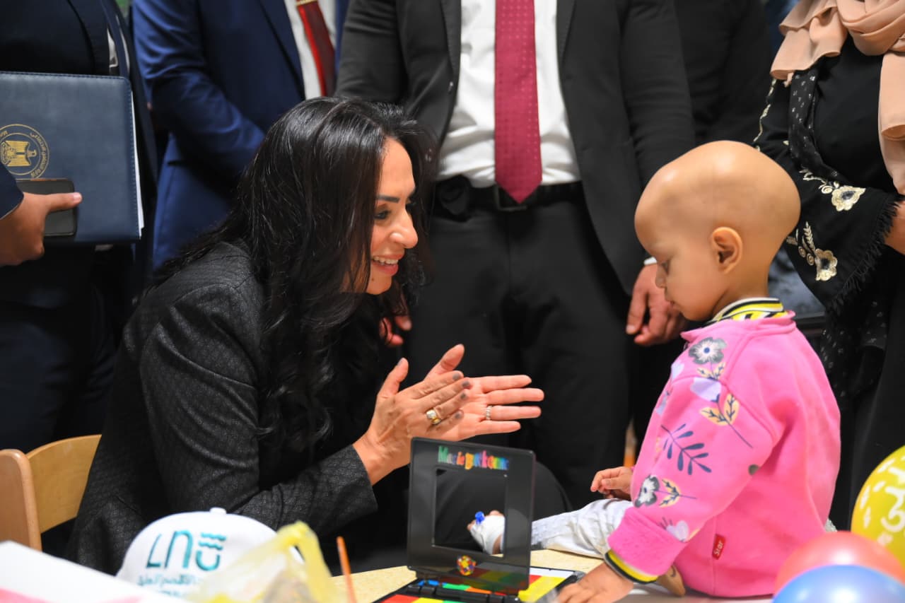 الدكتورة مايا مرسي تطمئن على مستوى الخدمات المقدمة لمرضى السرطان بالصعيد