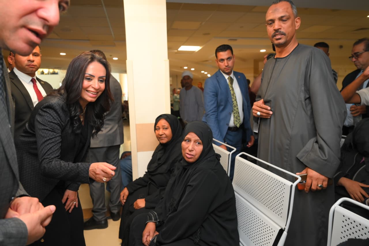 وزيرة التضامن  تطمئن على مستوى الخدمات المقدمة لمرضى السرطان بالصعيد