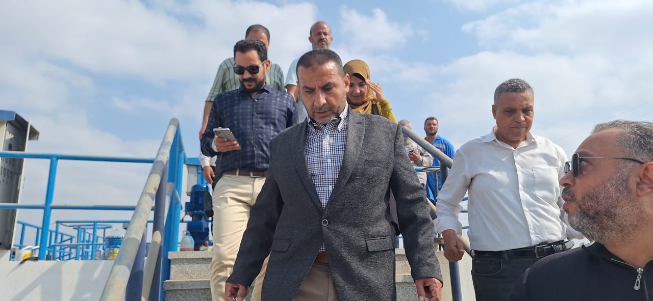 رئيس مياه الشرب بالجيزة  يتفقد محطة مياه إمبابة (2)