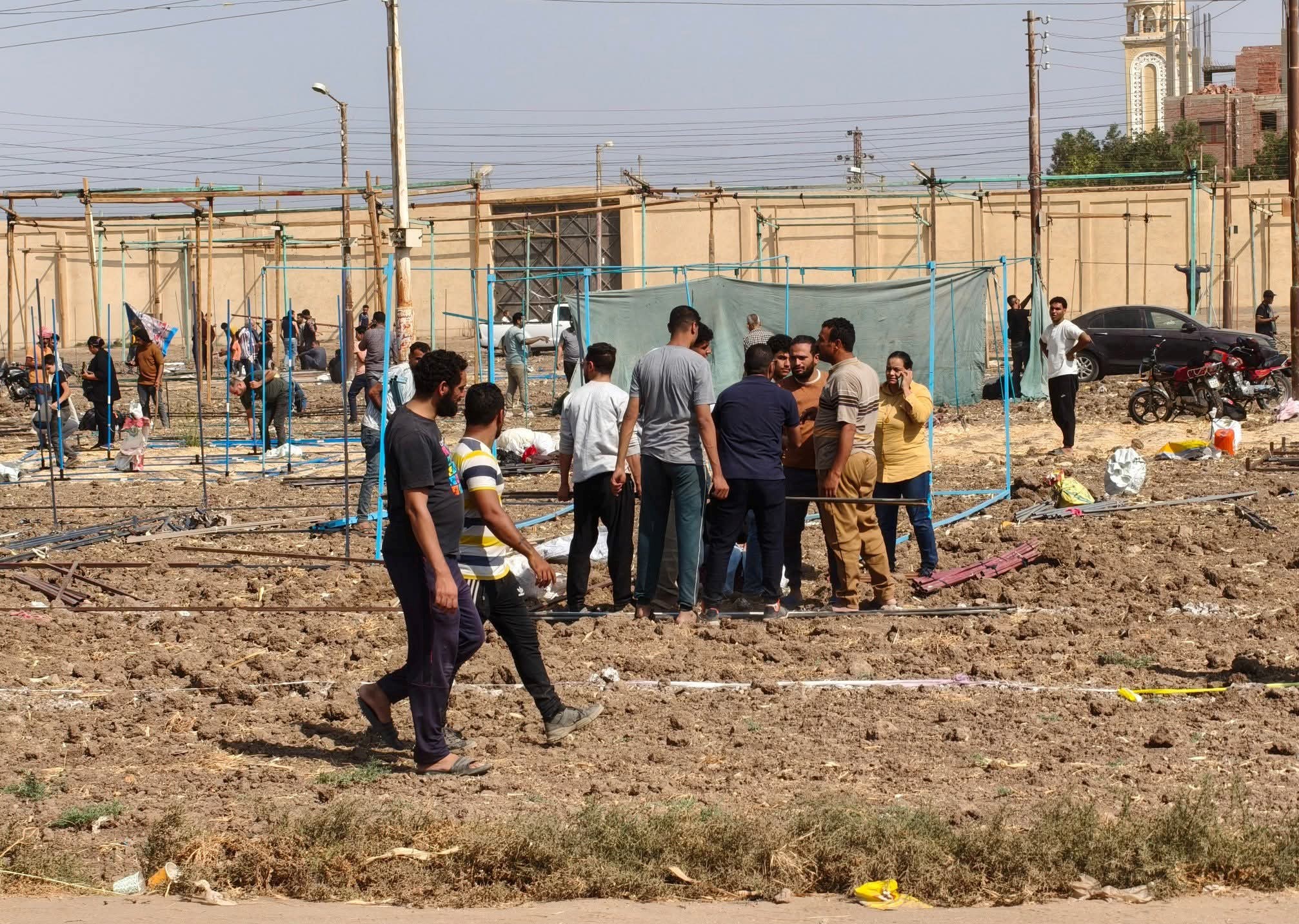 بدء عمل الخيام فى محيط منطقة دير مارجرجس بالرزيقات