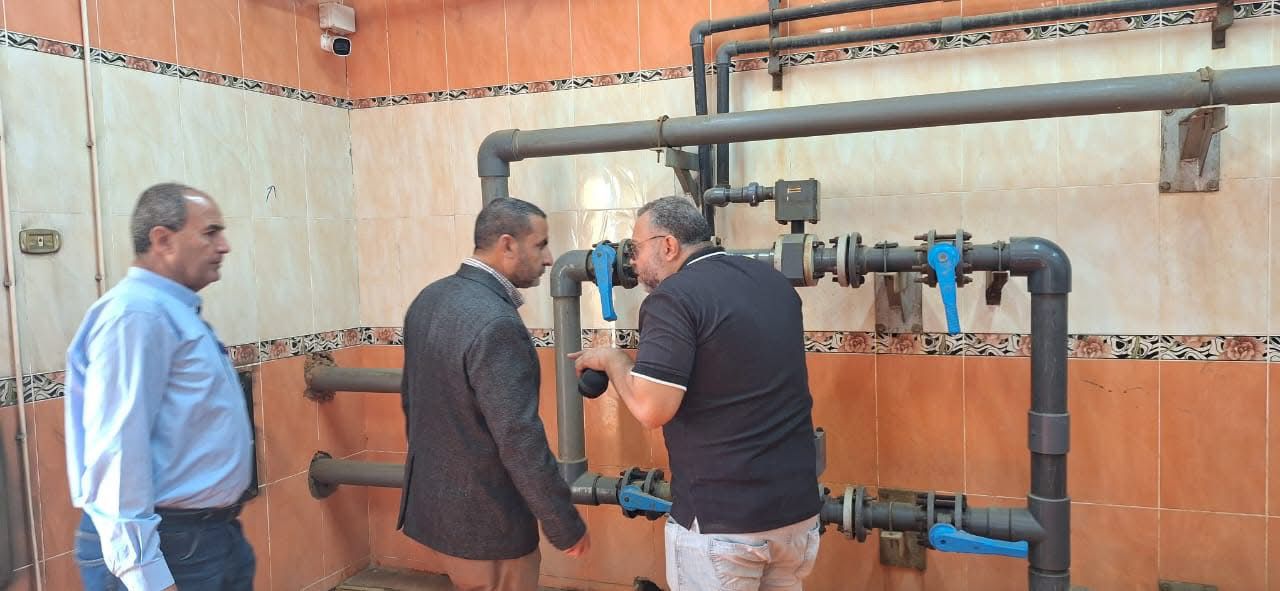 رئيس مياه الشرب بالجيزة  يتفقد محطة مياه إمبابة (1)
