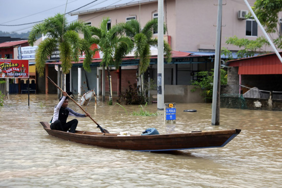 الفيضانات تؤثر على الحياة اليومية في ماليزيا (9)
