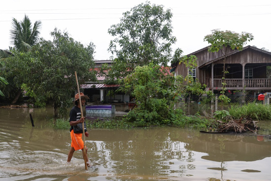 الفيضانات تؤثر على الحياة اليومية في ماليزيا (5)