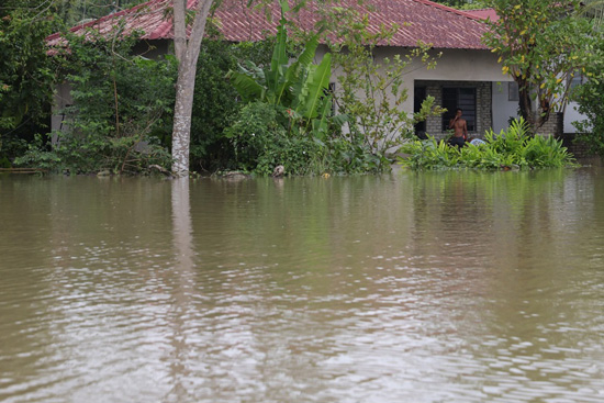 الفيضانات تؤثر على الحياة اليومية في ماليزيا (6)