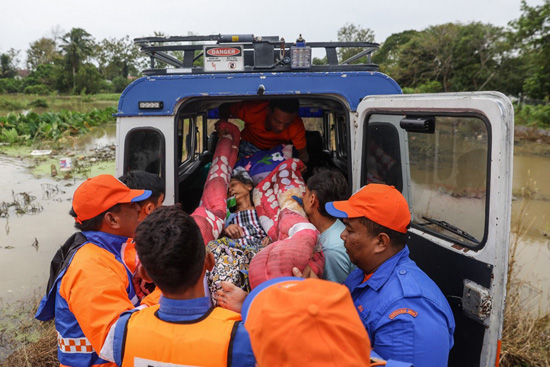 الفيضانات تؤثر على الحياة اليومية في ماليزيا (3)