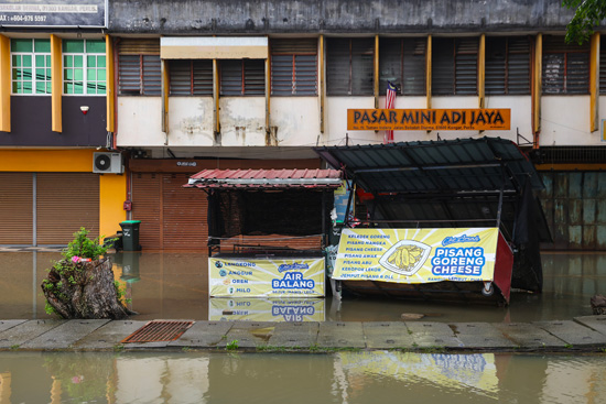 الفيضانات تؤثر على الحياة اليومية في ماليزيا (2)