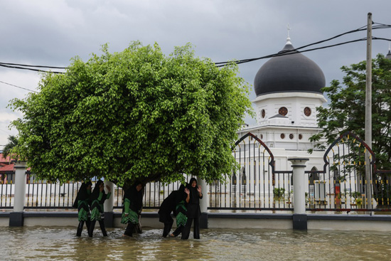 الفيضانات تؤثر على الحياة اليومية في ماليزيا (1)