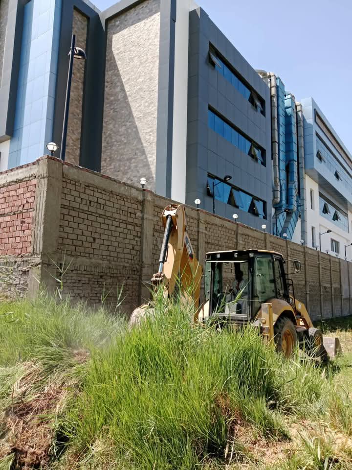 جانب من تنظيف محيط المستشفي