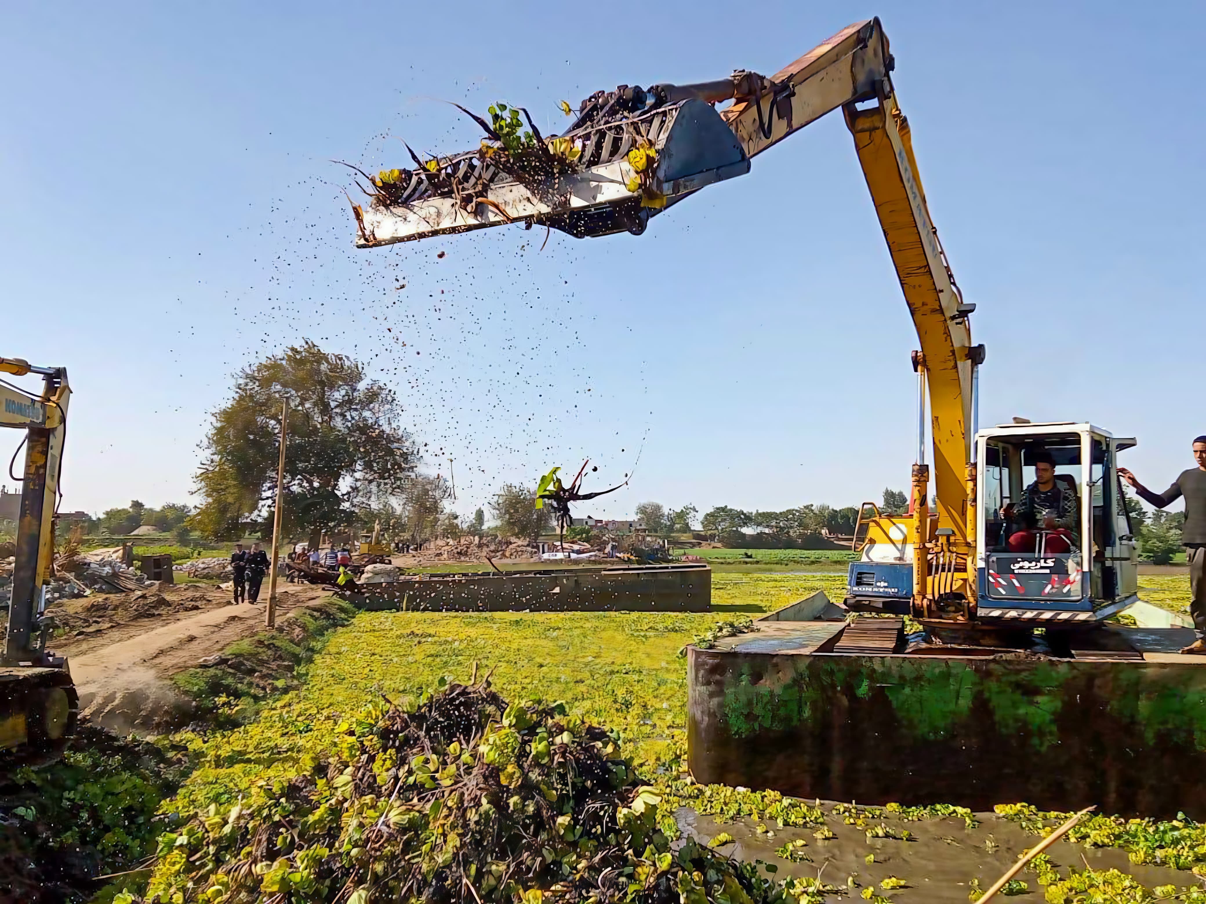 معدات وزارة الرى تزيل التعدى