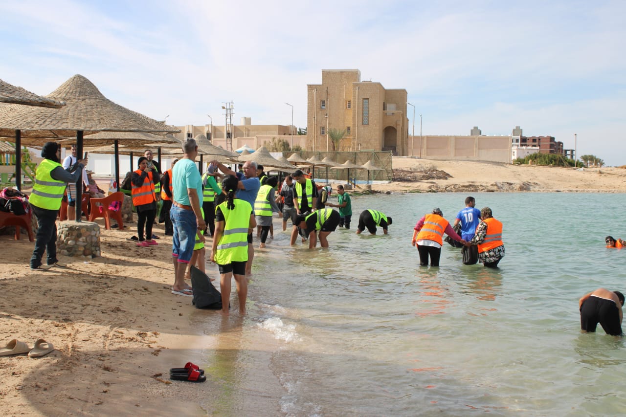 مبادرة بيئية لتشجير وجمع المخلفات وتنظيف الشواطىء بالغردقة بمشاركة 120 شاب