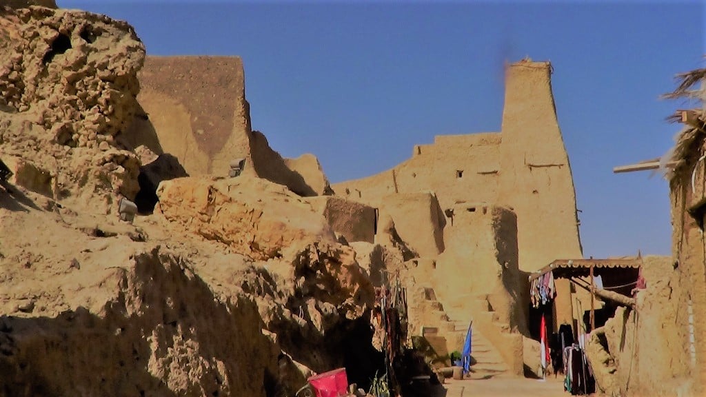 الجامع العتيق بطرازه المميز في مدخل شالي التاريخية - سيوة