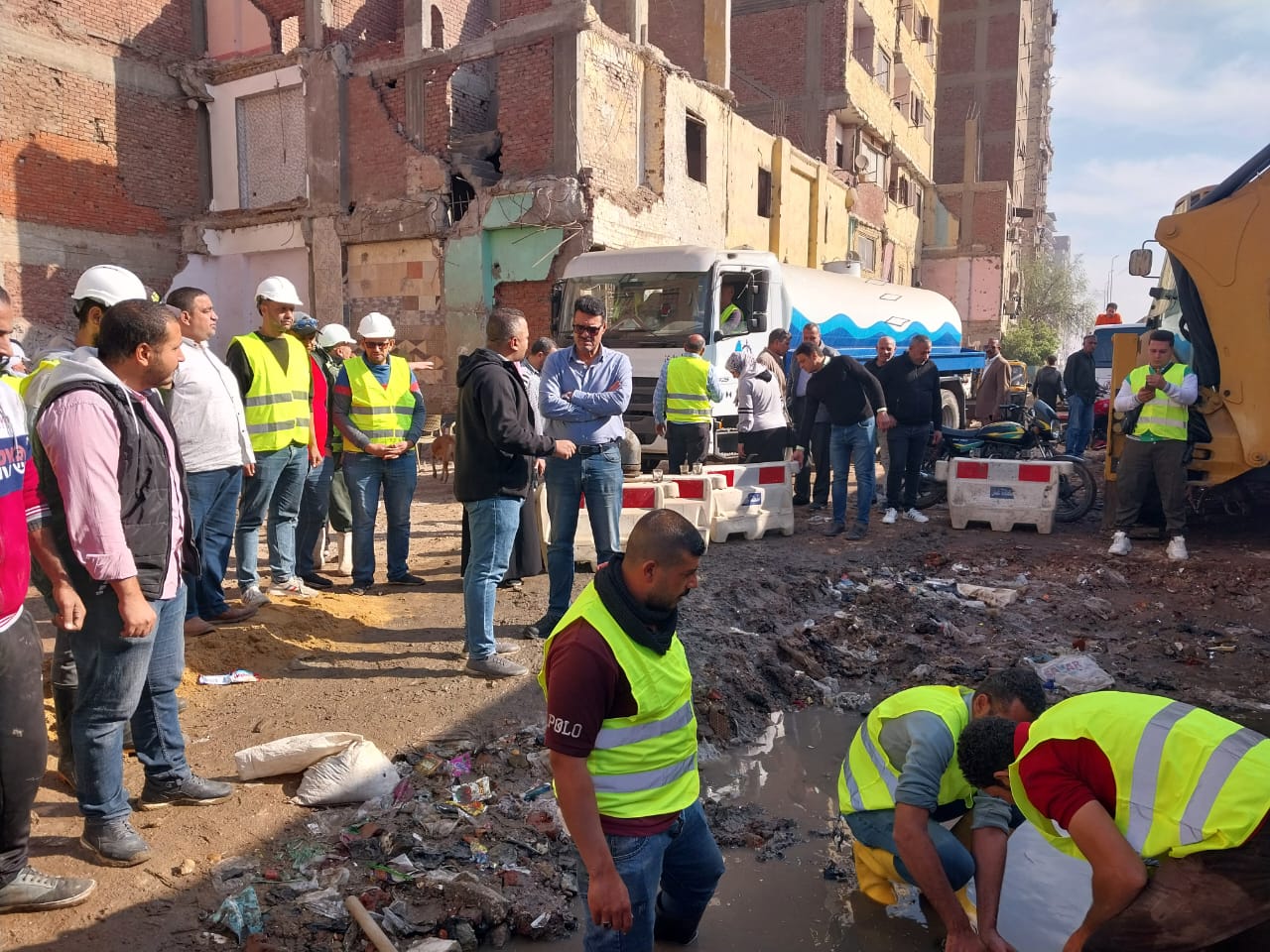 تواجد فرق الصيانة بموقع الكسر