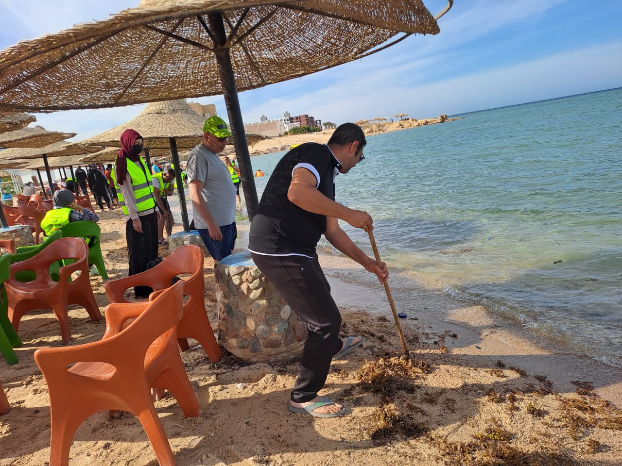 مبادرة بيئية لتشجير وجمع المخلفات وتنظيف الشواطىء بالغردقة