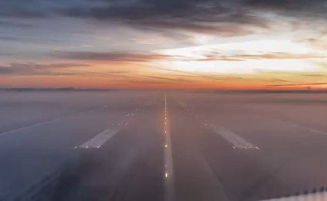 لحظة وصول الطائرة على الأرض لحظة وصول الطائرة على الأرض